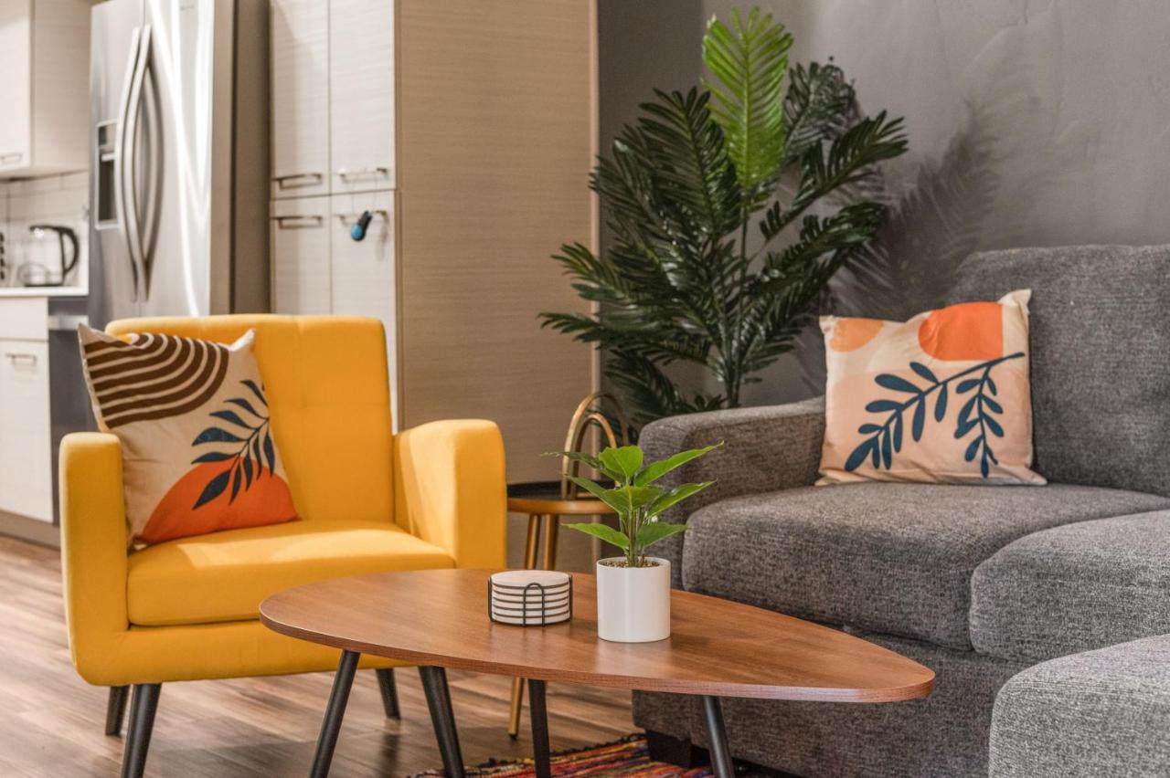 Sleek & Stylish Salt Apt Prime Loc *