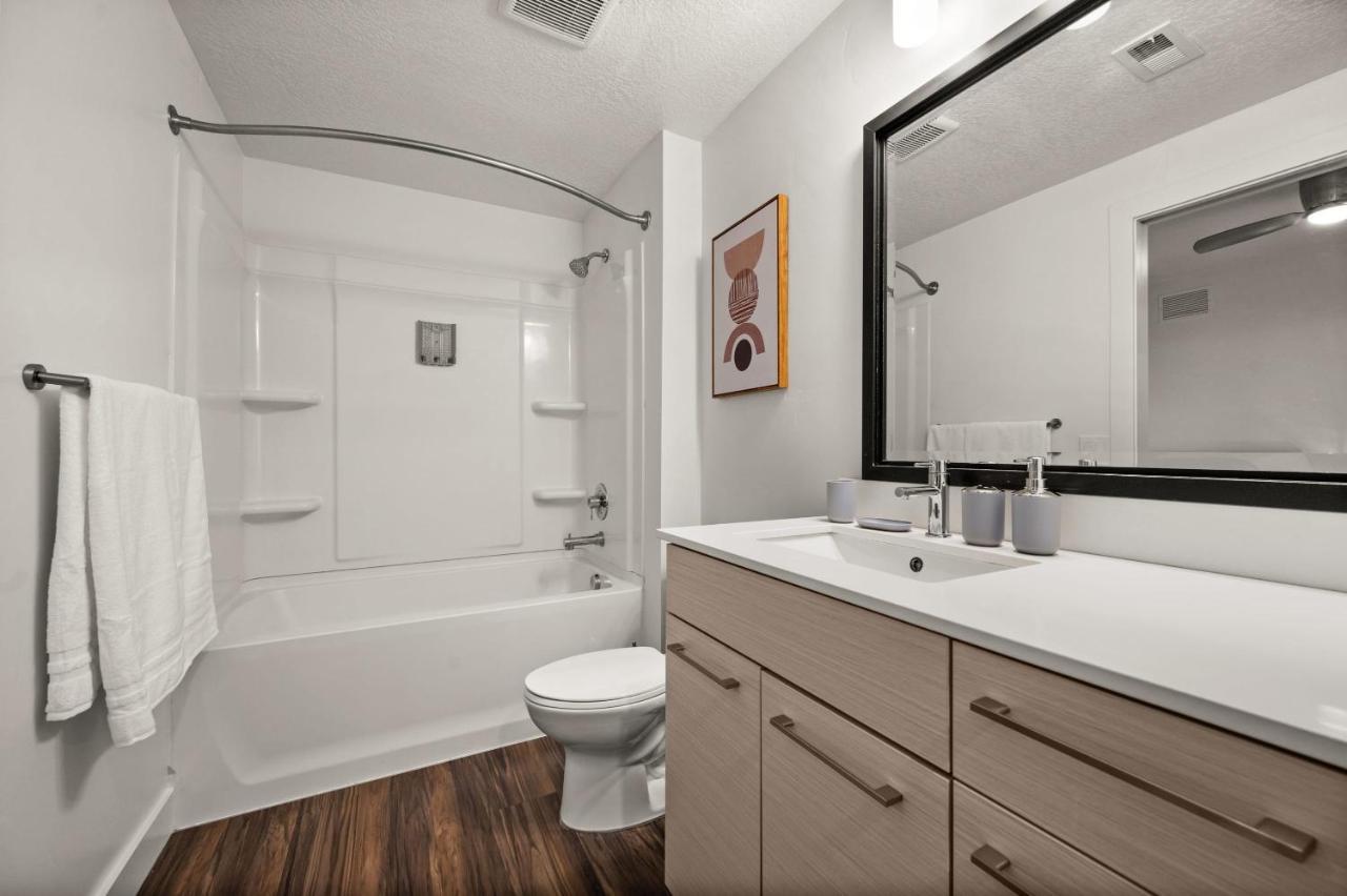 Sleek & Stylish Salt Apt Prime Loc Apartment